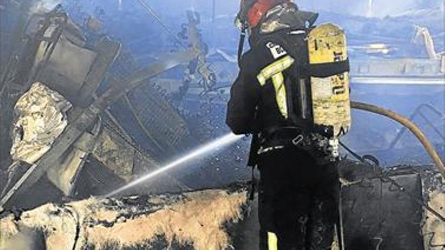 Un fuego calcina 500 conejos  de laboratorio en Segorbe