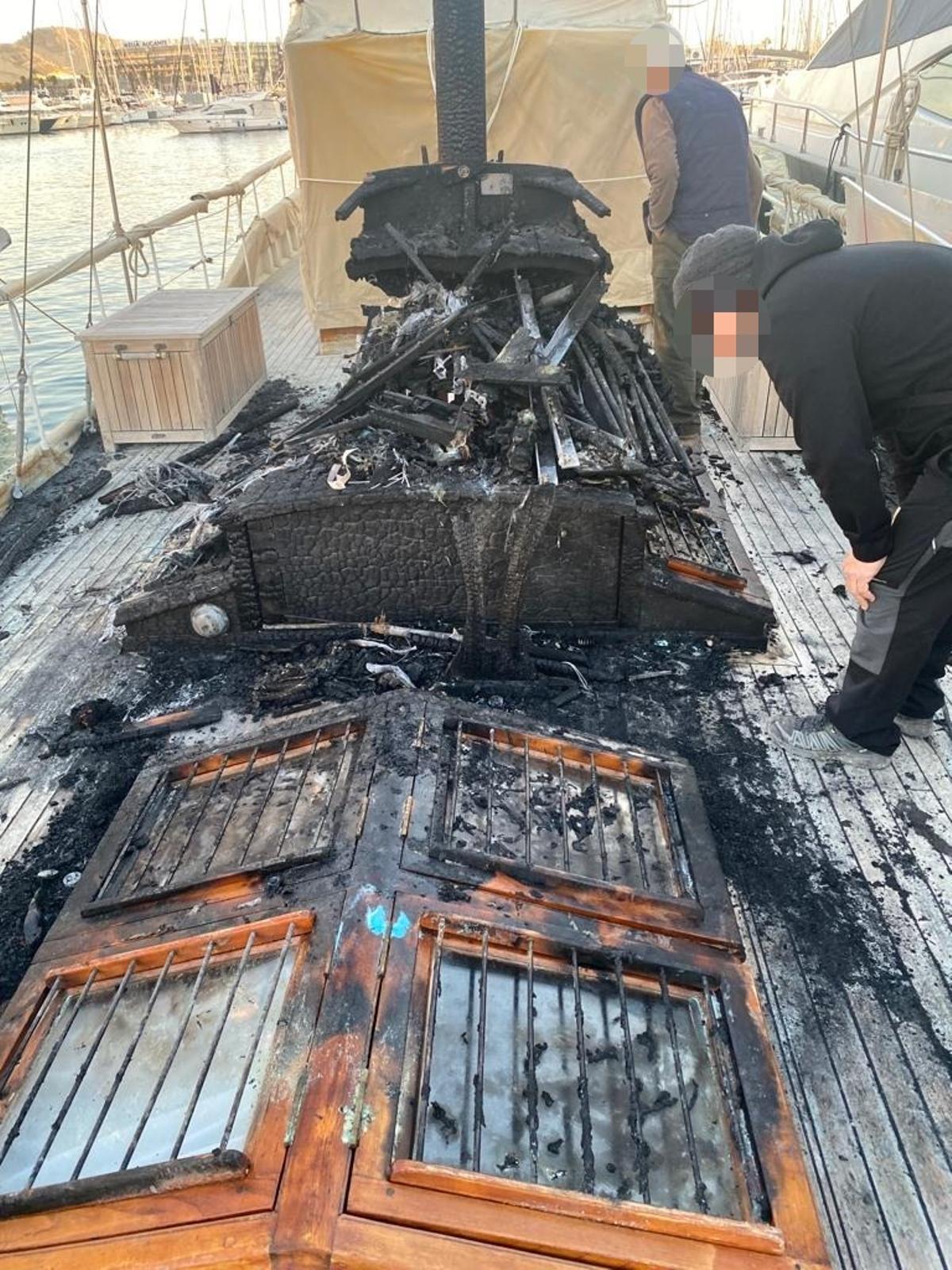 Daños causados en la cubierta del velero atracado en el Club de Regatas de Alicante.