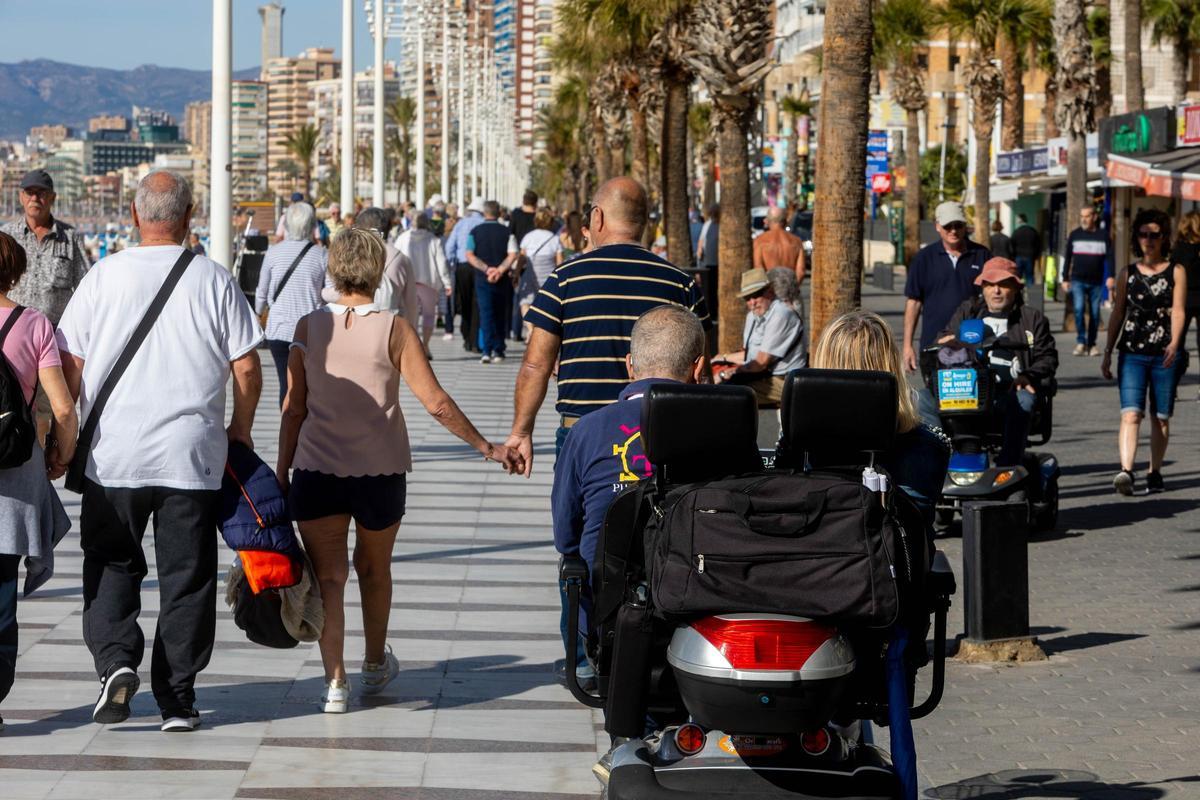 Mayores por el paseo de Levante de Benidorm.