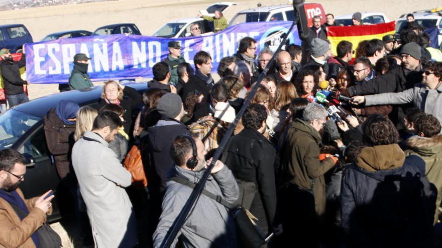 Els ultres d&#039;Hogar Social Madrid, darrere dels candidats d&#039;ERC.