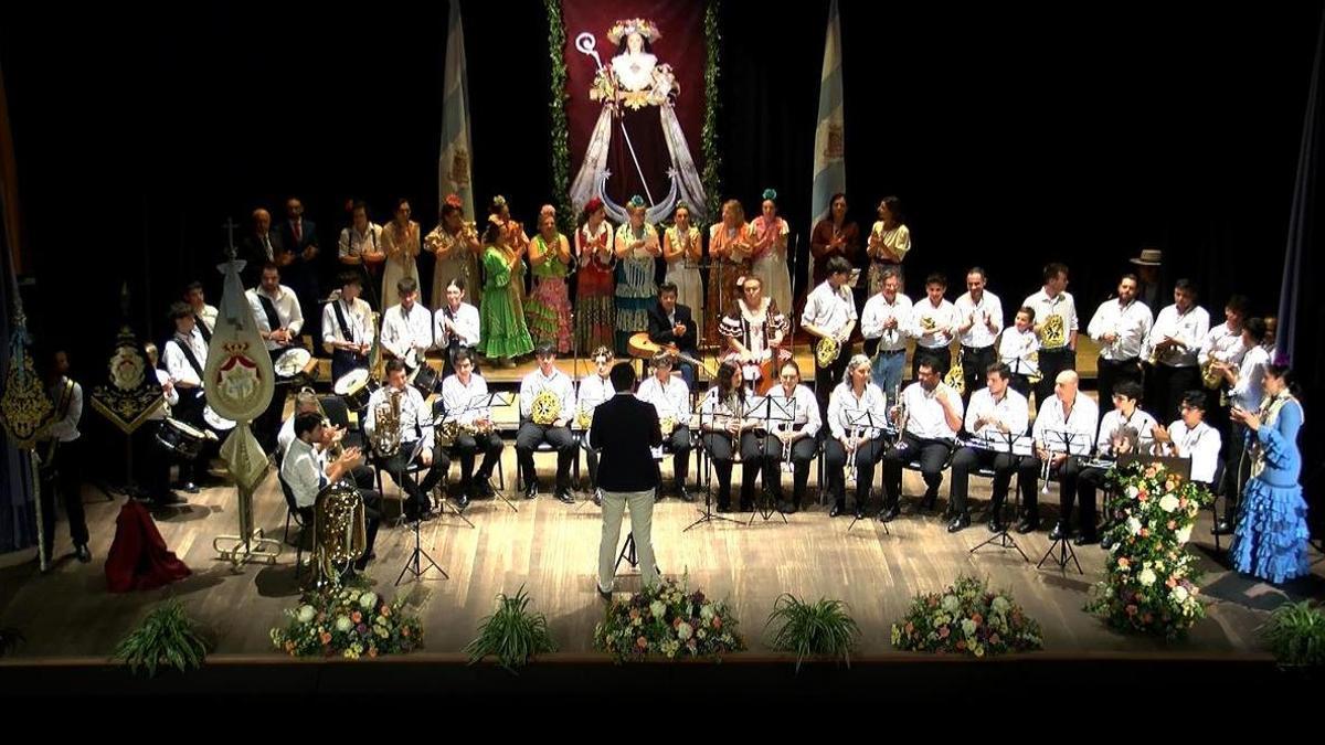 Interpretación de la plegaria por todas las formaciones musicales.