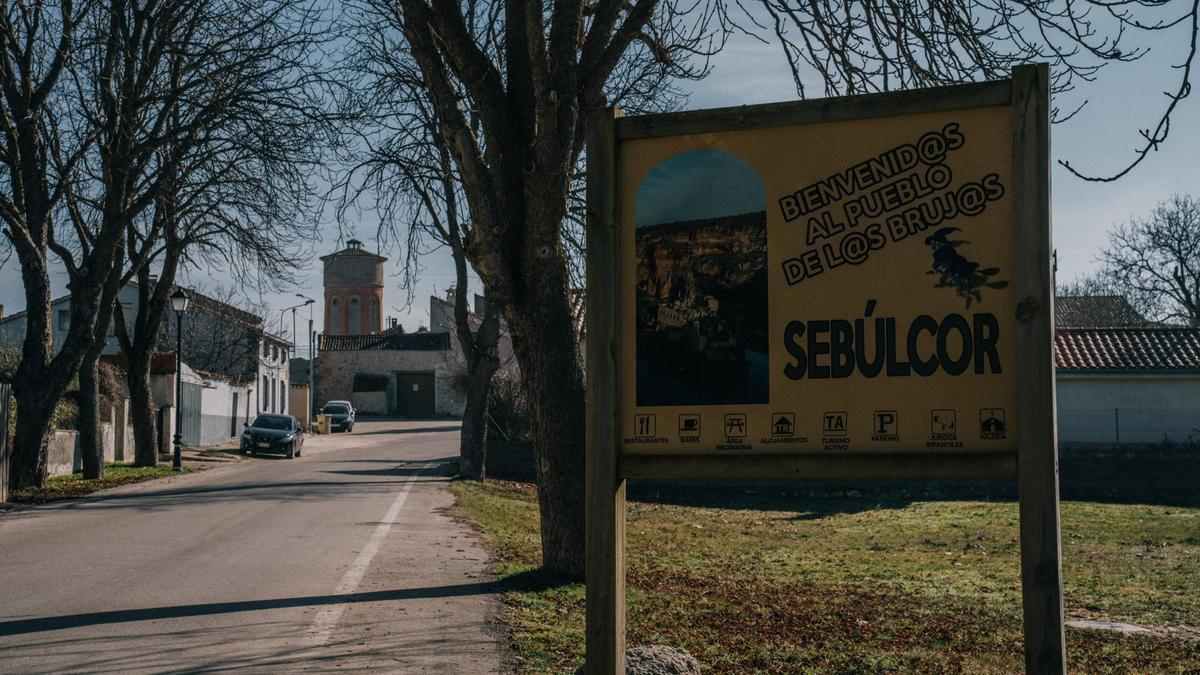 Imagen de una de las entradas de Sebúlcor, donde un cartel advierte ya que se entra al &quot;pueblo de los brujos&quot;.