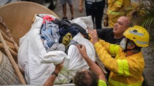 Els veïns de La Palma rescaten els seus records in extremis