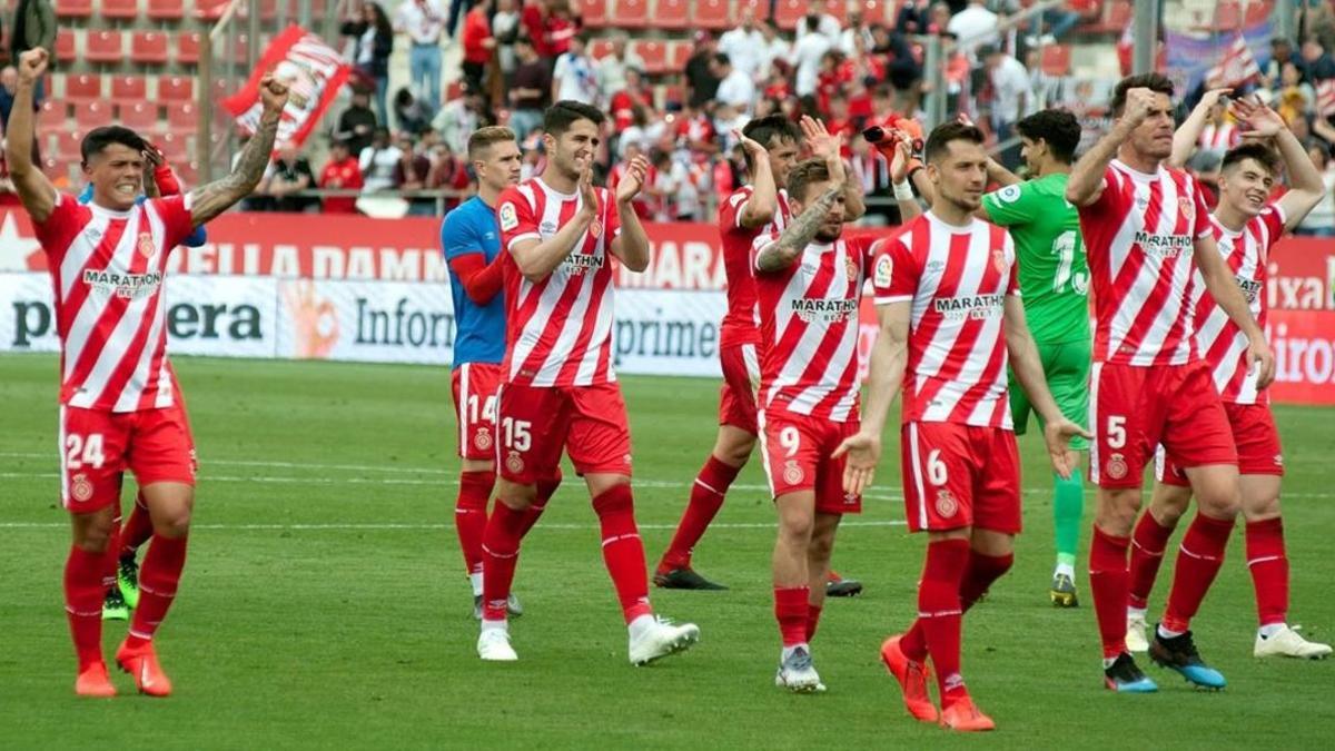 La plantilla del Girona celebra el triunfo sobre el Girona con el público del Montilivi.