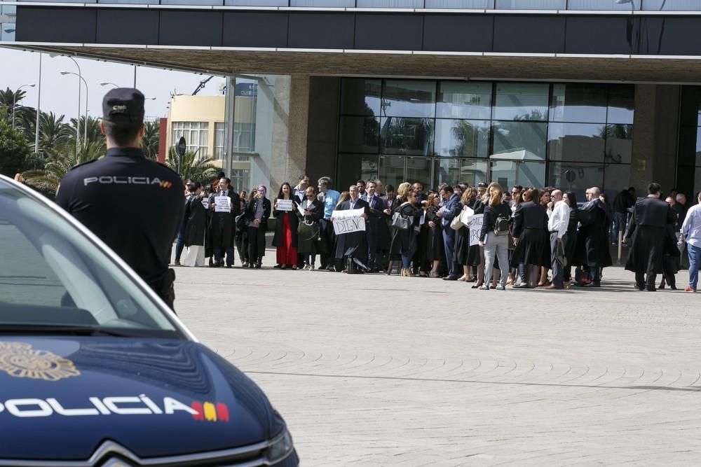 Protesta de jueces, fiscales y abogados ante la Ciudad de la Justicia de la capital grancanaria