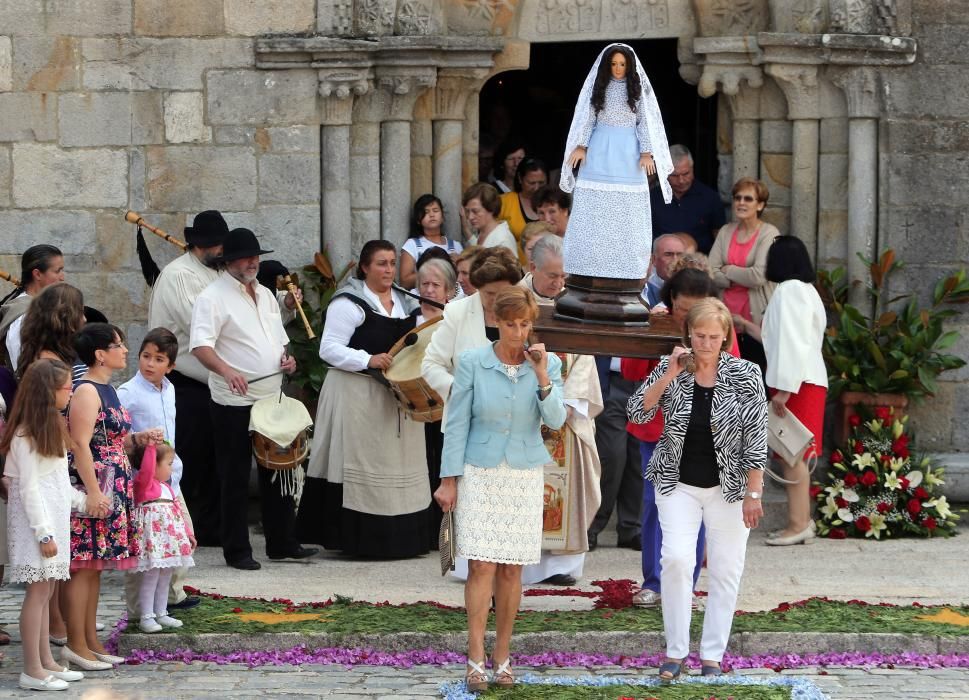 Santa María de Castrelos muestra el nuevo manto de su Virgen - La parroquia de Santa María de Castrelos rindió ayer homenaje a su Virgen en una concurrida procesión