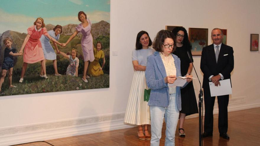 La pintora gijonesa Reyes Díaz toma la palabra para presentar la exposición «Un tiempo azul», ayer, en la sala del Sabadell-Herrero en Oviedo; tras ella, por la izquierda, Sara Moro, Vanessa Gutiérrez y Pablo Junceda.  | JER OSPINA