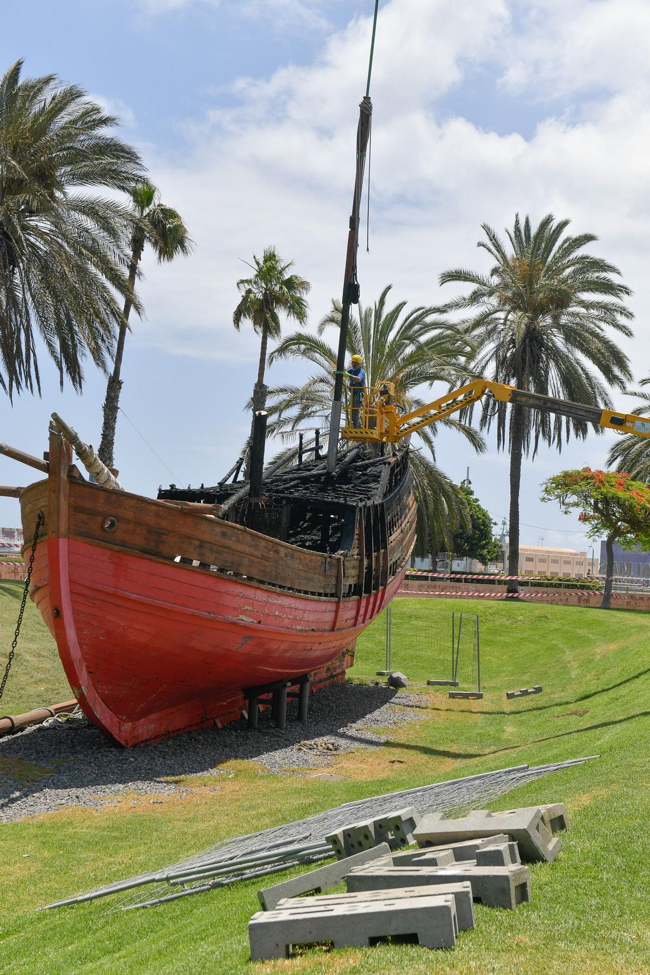 Arde la réplica de 'La Niña' en el Parque de Santa Catalina