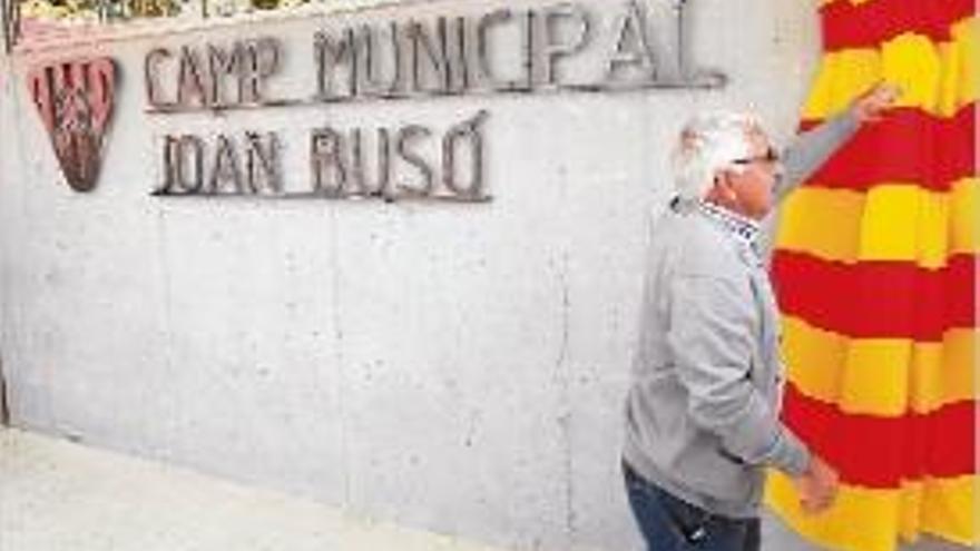 Joan Busó, destapant les lletres instal·lades al Municipal de Fornells.