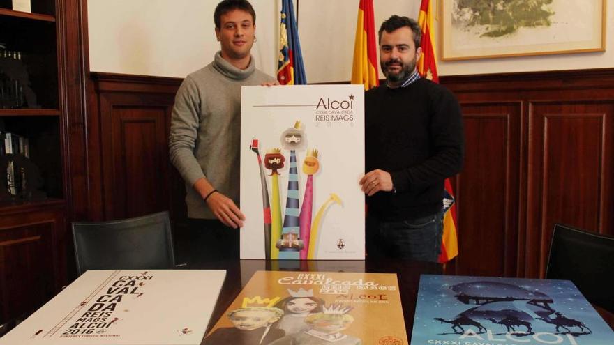 Oscar Climent muestra el cartel con el concejal Raül LLopis