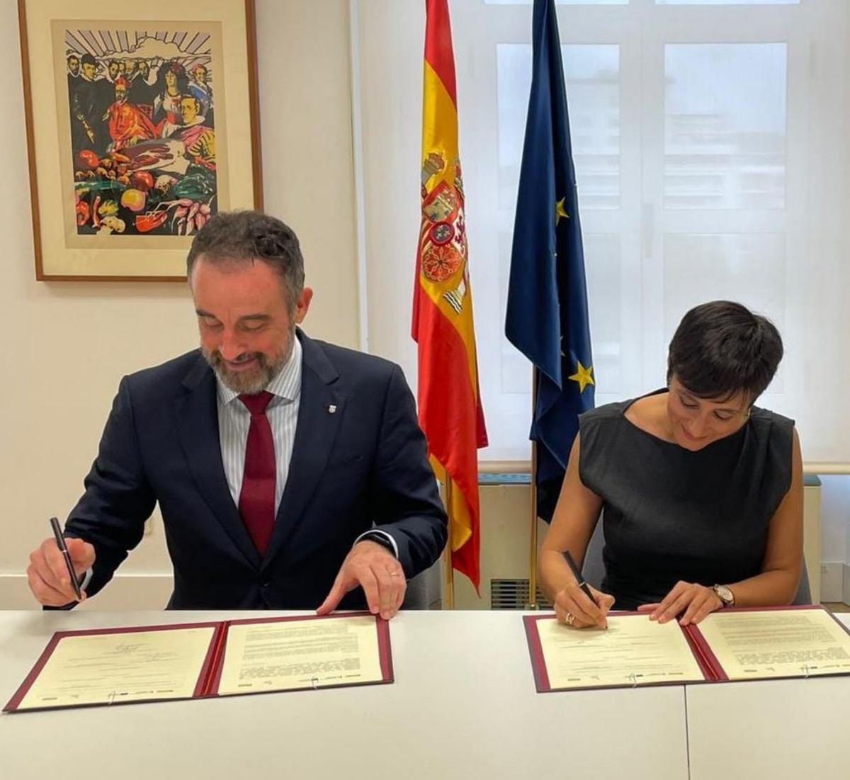 El conseller Mateo y la ministra Rodríguez en la reunión de ayer.