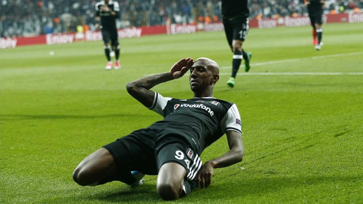 Anderson Talisca celebra uno de sus goles con el Besiktas