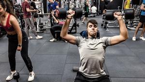 Usuarios de un gimnasio de Barcelona, en la sala de ‘fitness’.