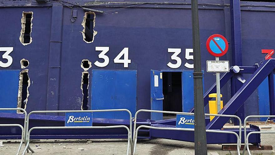 Aspecto de las obras ya iniciadas en la zona de tribuna del Ciutat de València para instalar la nueva cubierta.