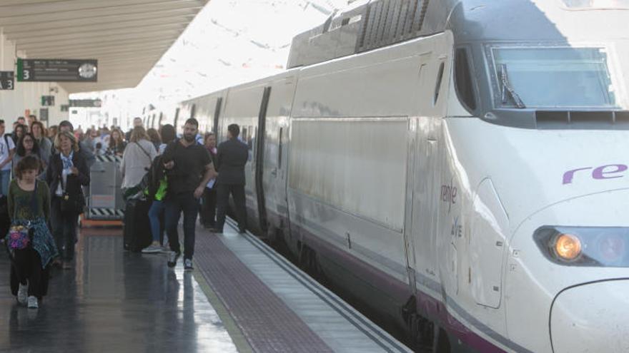 Renfe saca a la venta billetes para viajar a Madrid en AVE desde 19,3 euros trayecto