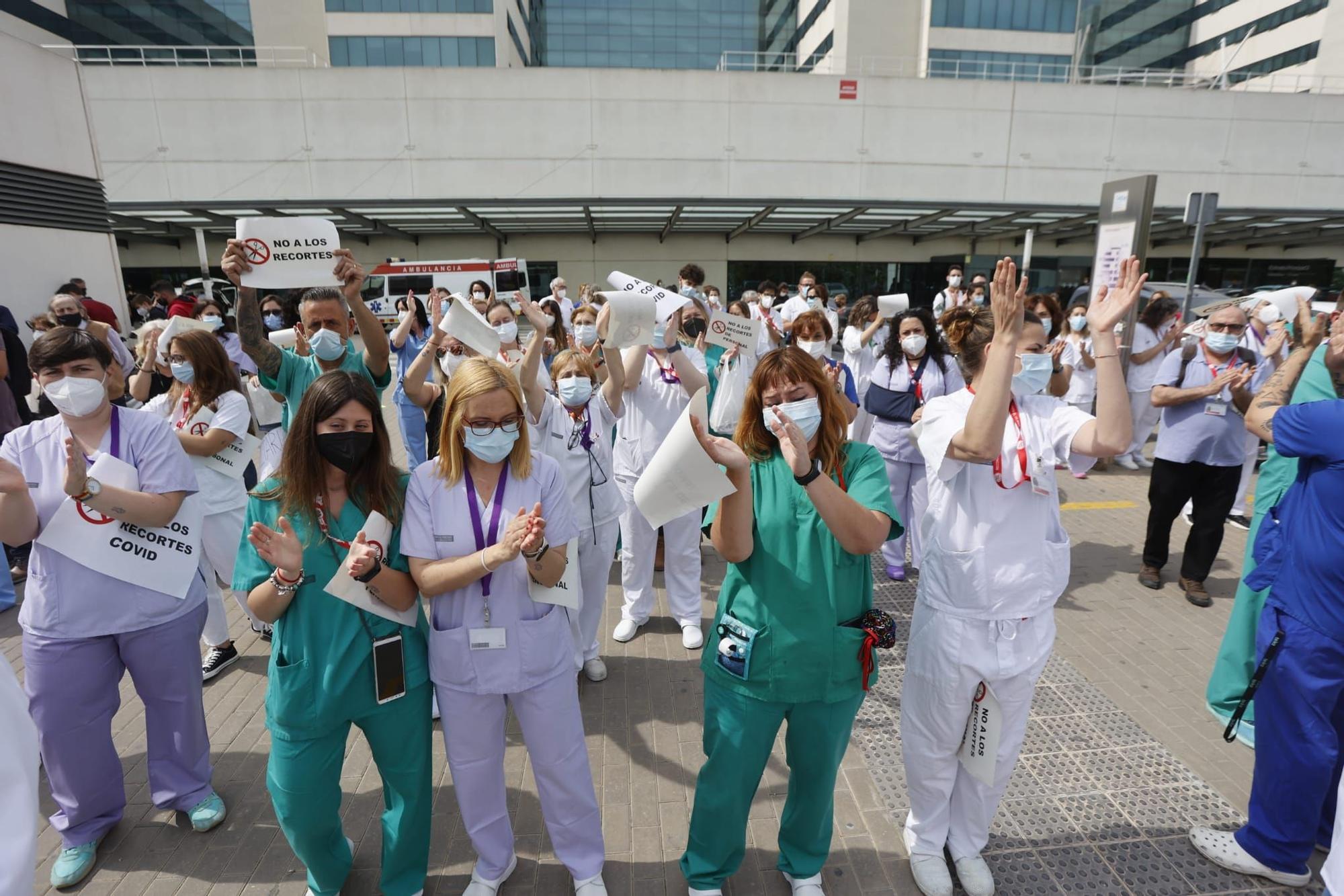 Personal sanitario protesta ante la falta de "transparencia" en la bolsa de Sanitat