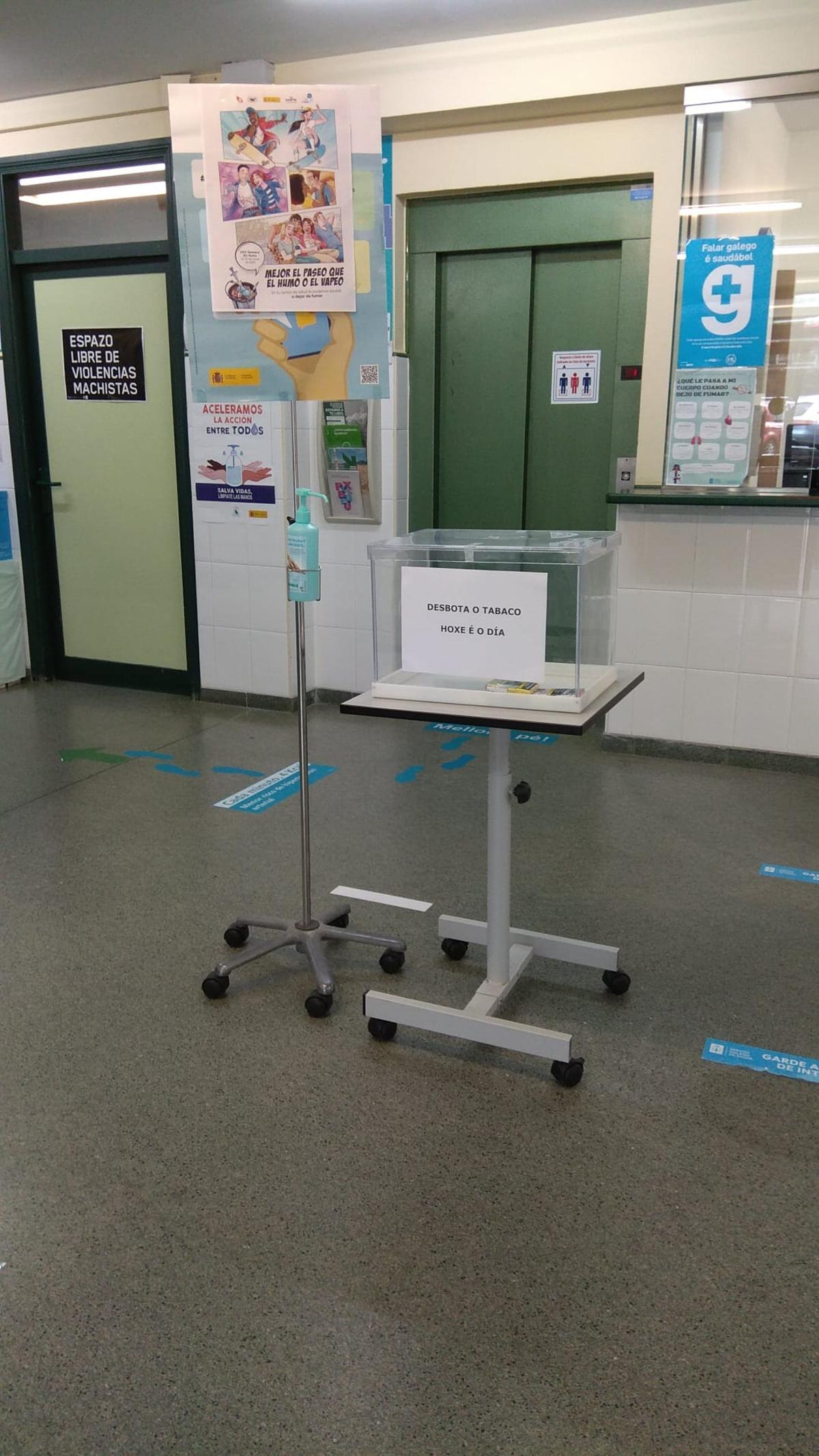 La urna colocada en el vestíbulo del centro de salud para animar a los fumadores a dejar su cajetilla de tabaco y dejar de fumar.