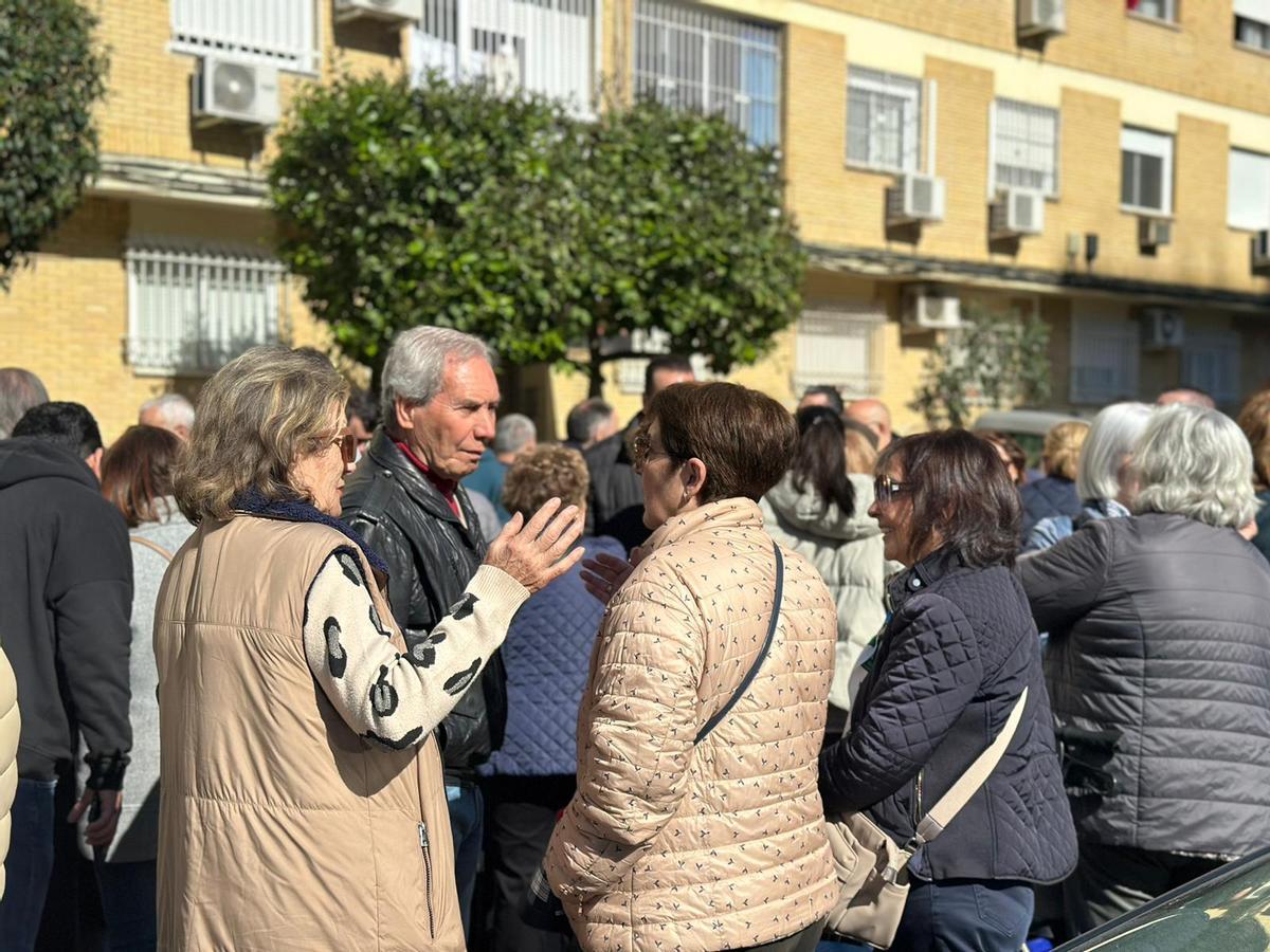 Vecinos de la calle Santa María del Robledo se congregan para denunciar la nueva construccion de VPO.