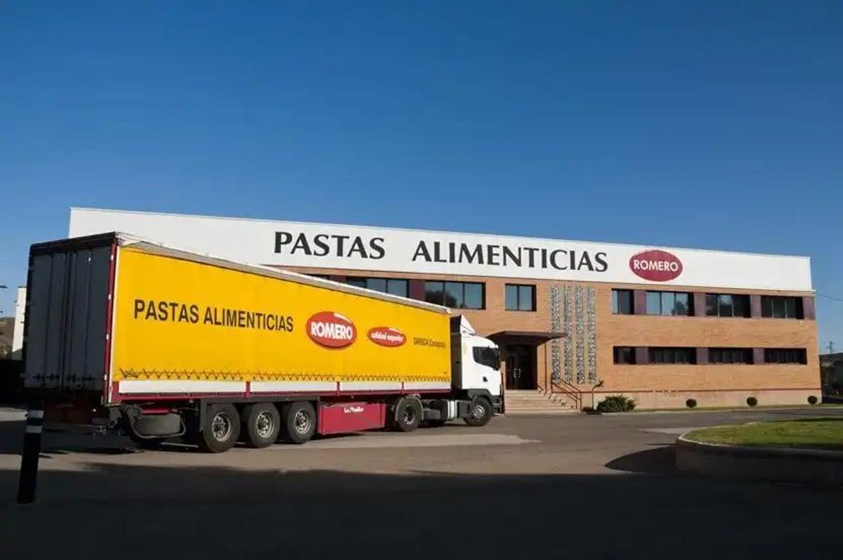 Un camión de Pastas Romero, delante de las instalaciones.