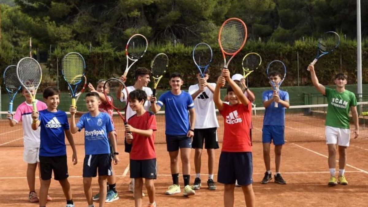 Un grupo de jóvenes tenistas en las pistas de la Real Sociedad Club de Campo de El Palmar. |  // L. O.