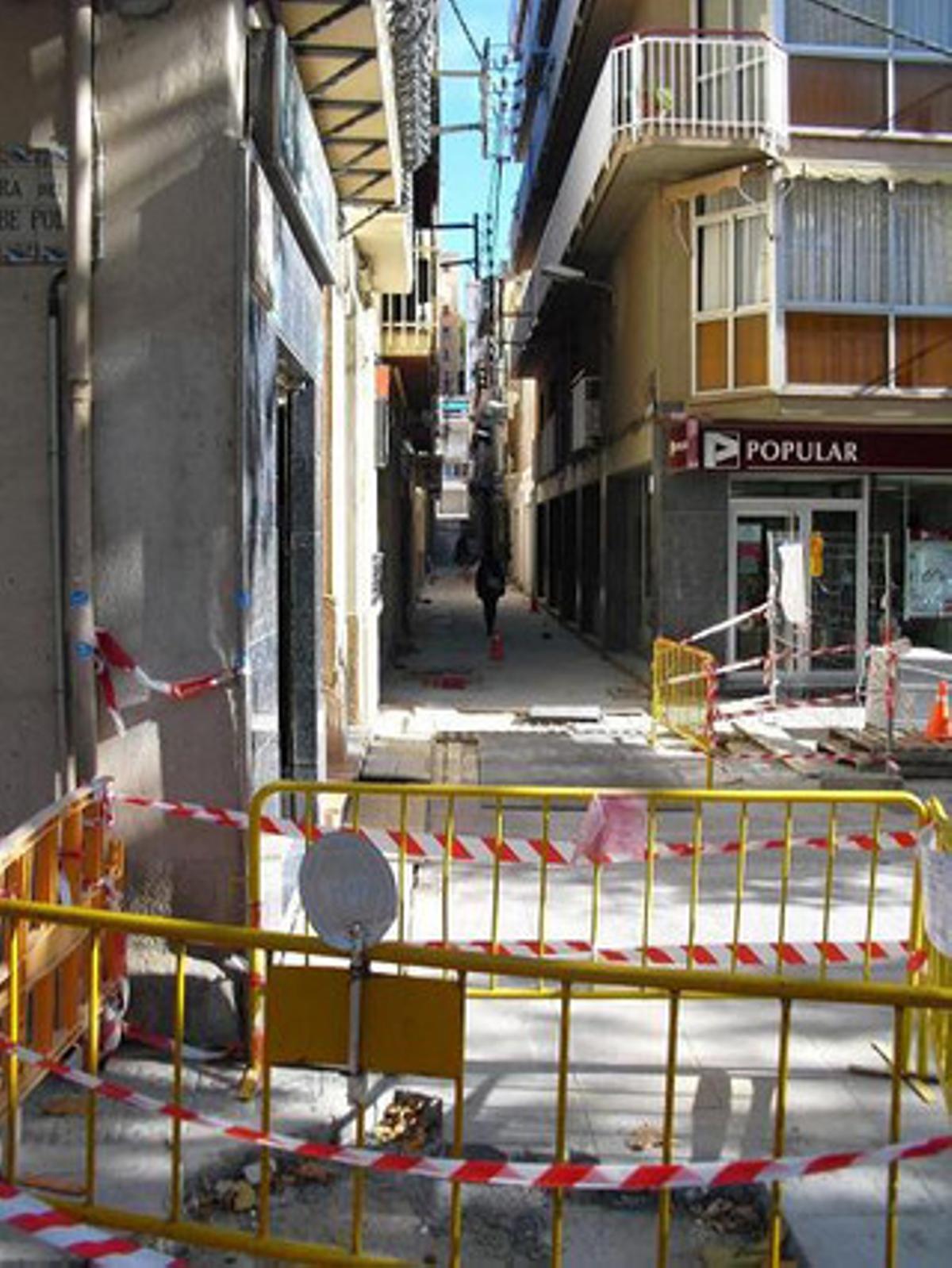 Obres per acabar en sis carrers d’Arenys.El carrer del Bisbe Vilà Mateu, d’Arenys de Mar, es troba en obres des del juny, circumstància que afecta cinc carrers més de la població. Els treballs, segons el projecte, havien d’haver finalitzat el 30 de setembre. El problema són les contractacions i subcontractacions d’empreses mal gestionades i a les quals no els serveixen el material per poder acabar la tasca. Aquesta és la tercera vegada que es paralitzen les obres.