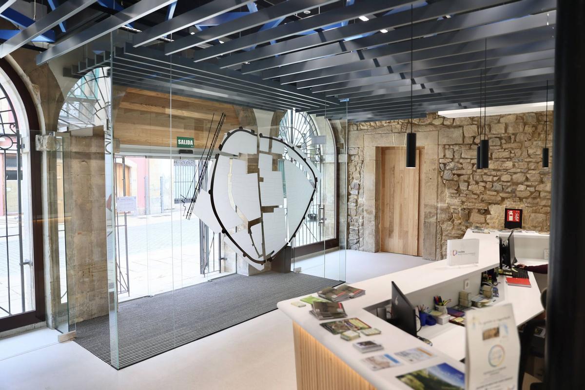 Avilés. Oficina de turismo. Reportaje con visitantes y trabajadores en las renovadas instalaciones