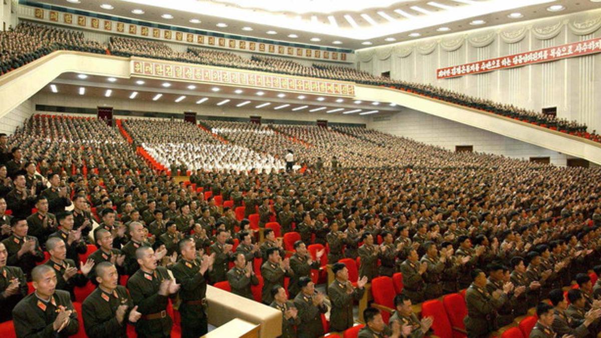 Soldados norcoreanos, durante una ceremonia para jurar lealtad a Kim Jong-un, el miércoles en Piongyang.