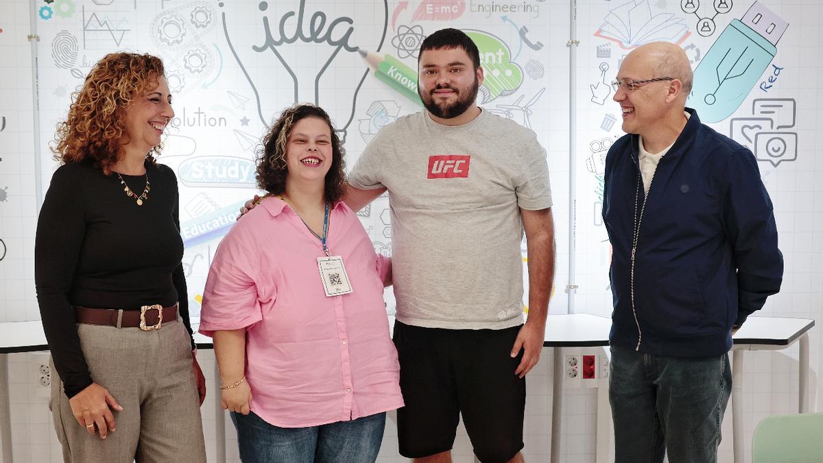 Thais Cabello y Daniel Miranda (en el centro) junto a profesores del IES María Rosa Alonso.