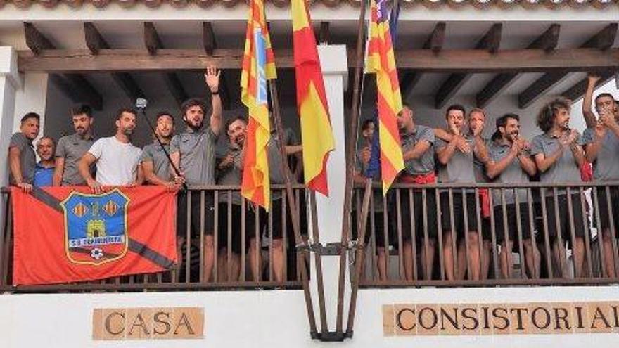 El equipo saluda desde el balcón del Consell de Formentera.