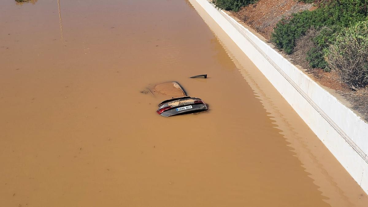 Así están la carreteras de Ibiza: atascos y un coche sumergido en el túnel del aeropuerto (fotos del1 de octubre)