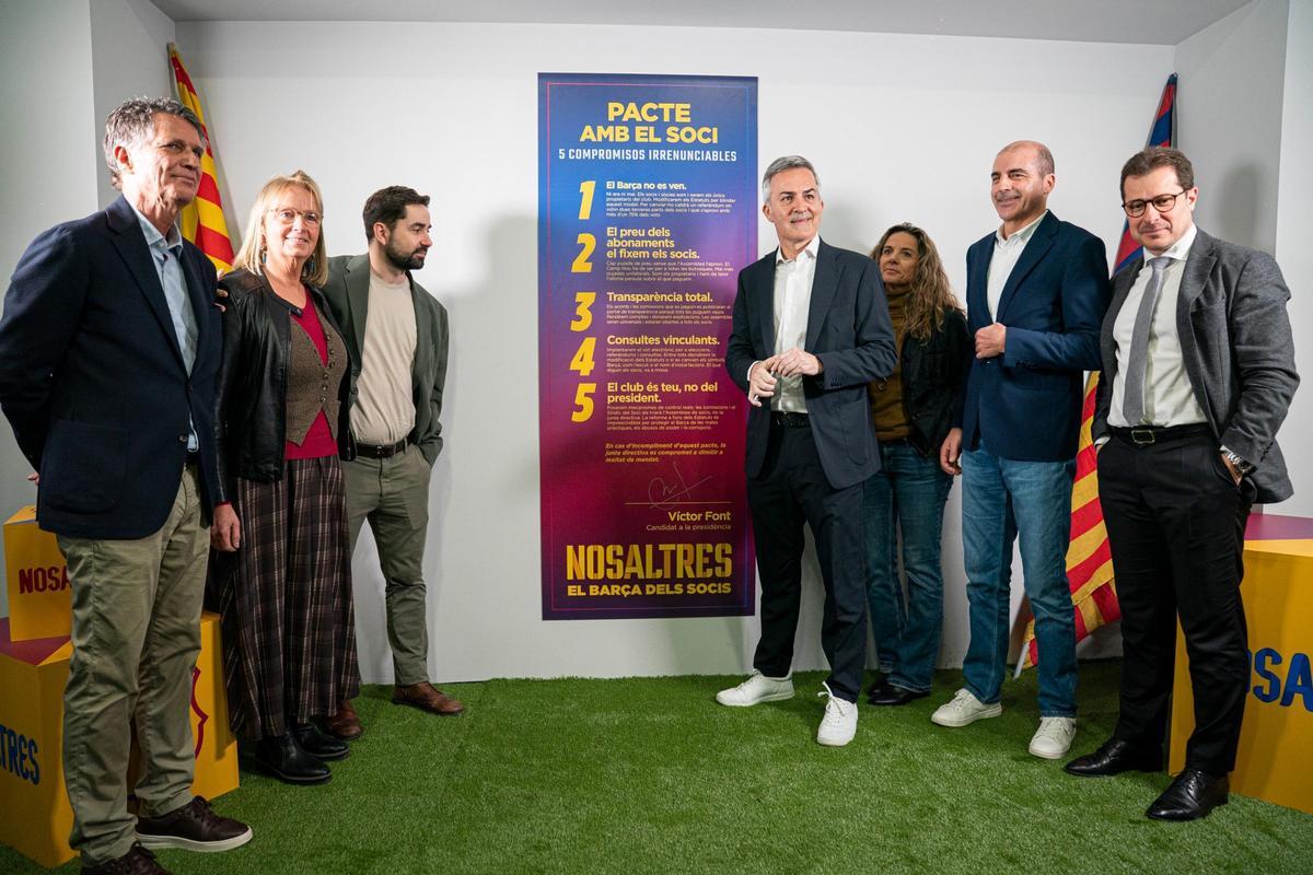 Font y sus colaboradores, en la sede de la precandidatura en Barcelona.