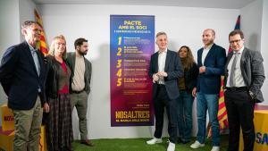 Font y sus colaboradores, en la sede de la precandidatura en Barcelona.