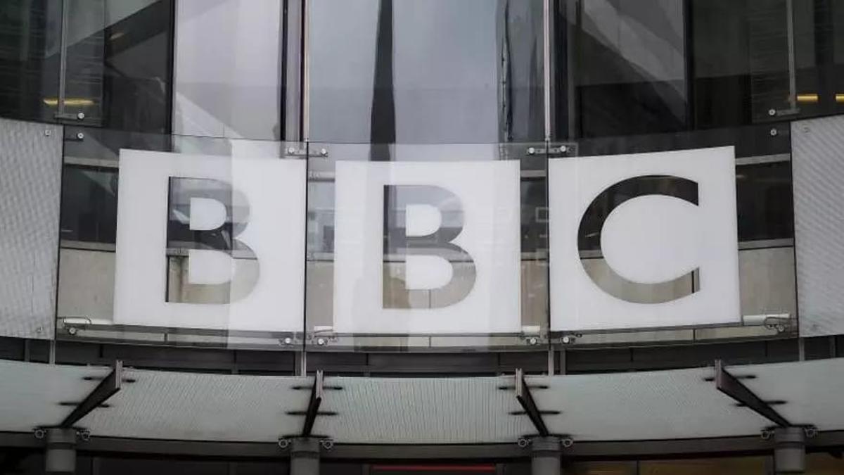 Escándalo en la BBC: despiden a un presentador por este lamentable motivo