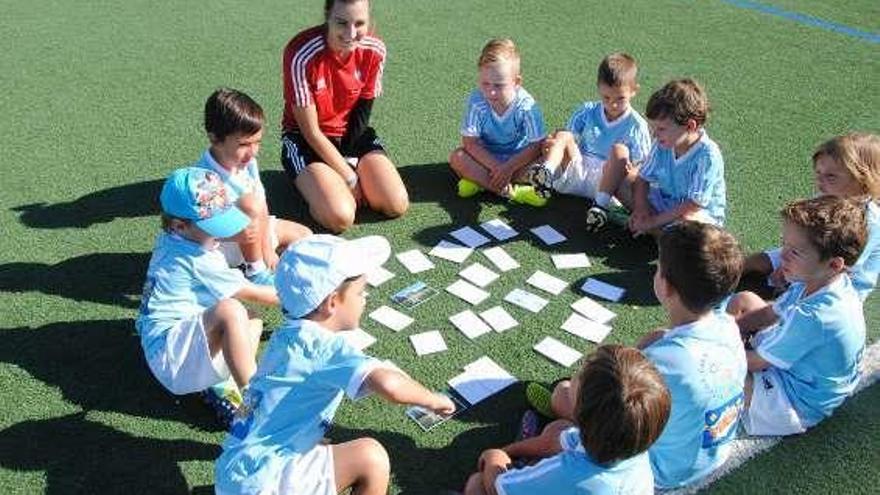 Técnicos y jugadores realizaron cinco intensas jornadas de trabajo en las que se incluyeron clases de inglés al aire libre. // L. B.