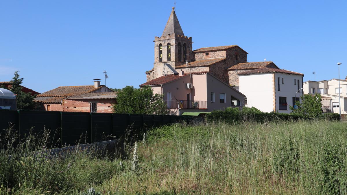 Pla general de l&#039;església de Riudarenes a l&#039;entrada del municipi.