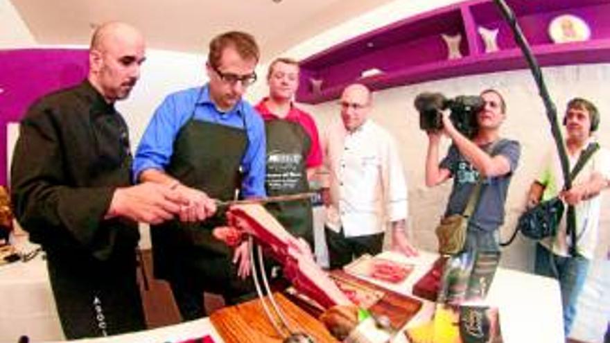 La tv pública alemana graba un curso de corte de jamón