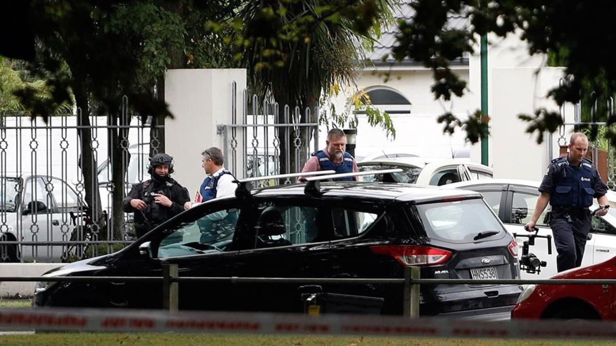 Policías ante una de las dos mezquitas que sufrieron ataques terrorista en Christchurch, Nueva Zelanda.