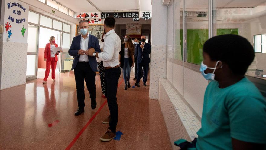 Ángel Víctor Torres (c), en el colegio público Don Benito, de Las Palmas de Gran Canaria, donde se celebró el acto institucional de inicio de curso.