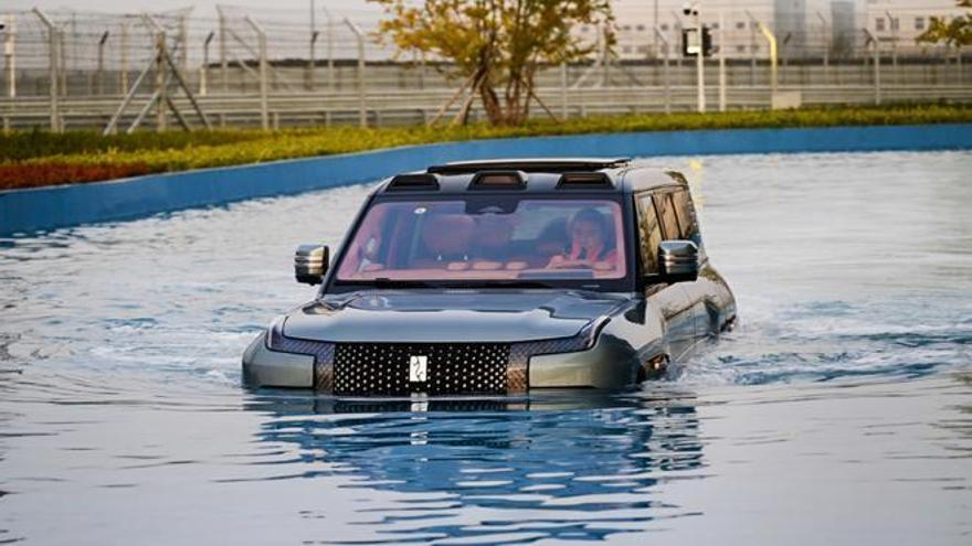 Zhengzhou, la megafábrica de BYD donde los coches flotan, derrapan y escalan dunas