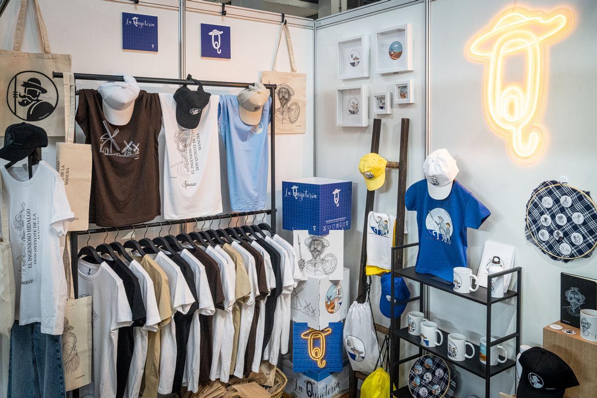 Barcelona 09/01/2026 Barcelona. Los souvenirs más frikis del congreso Souvenir Expo Spain 2026, que abre hoy en la Fira de Montjuïc. PERSONA: La Quijotería - Dioni Vicente y Miguel Ángel González. Palabras clave: Souvenir Expo Spain 2026, souvenirs, merchandising, friki, curiosidades, congreso, feria, Fira de Montjuïc, Barcelona, expositores, productos, tendencias, industria del souvenir, AUTOR:MANU MITRU