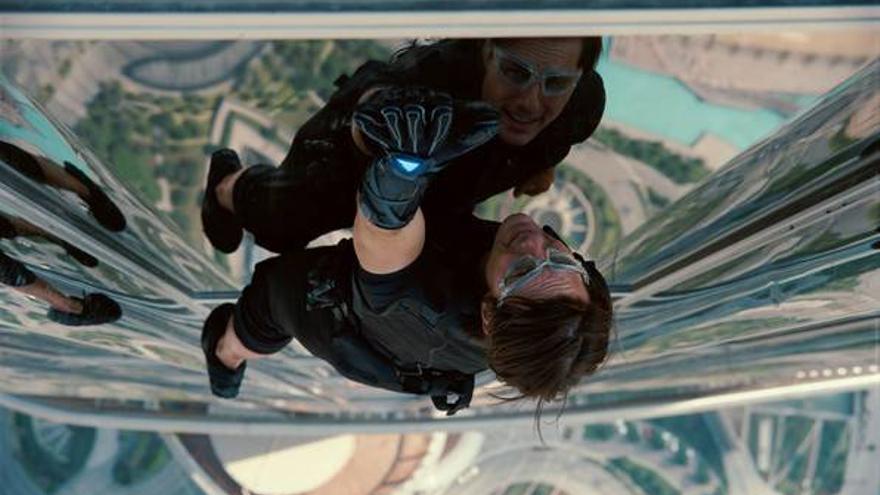 Tom Cruise se sujeta al chasis de un avión militar para filmar la escena más peligrosa de su vida