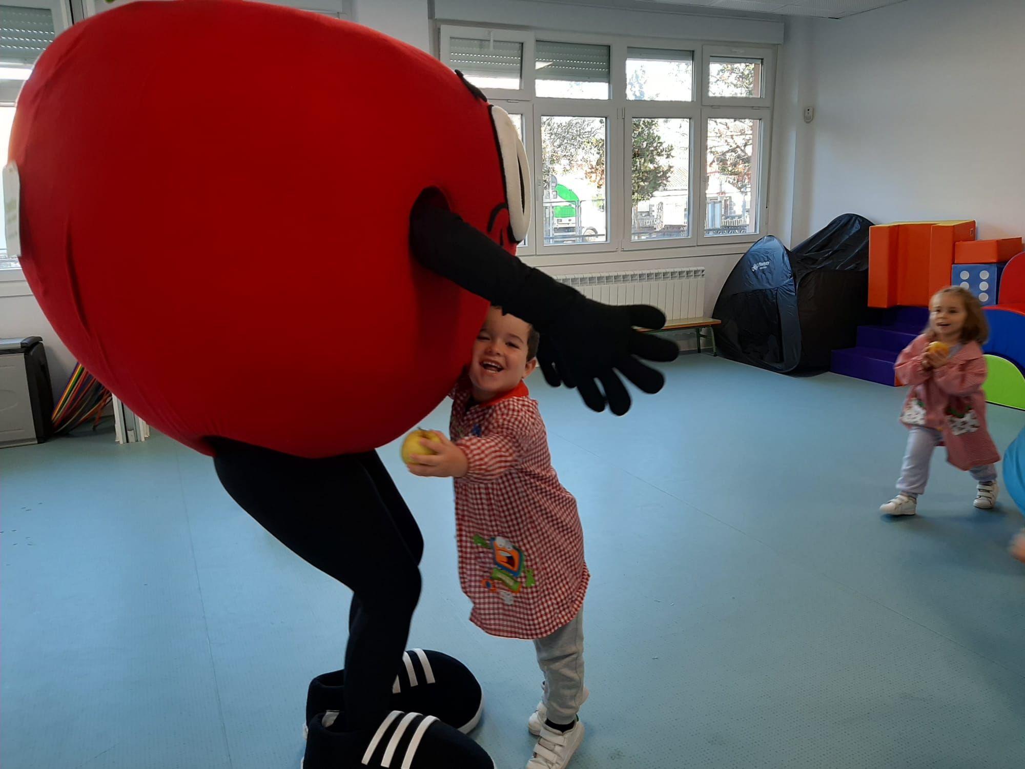 Los niños de Villaviciosa comen "Manzanina" para estar más sanos