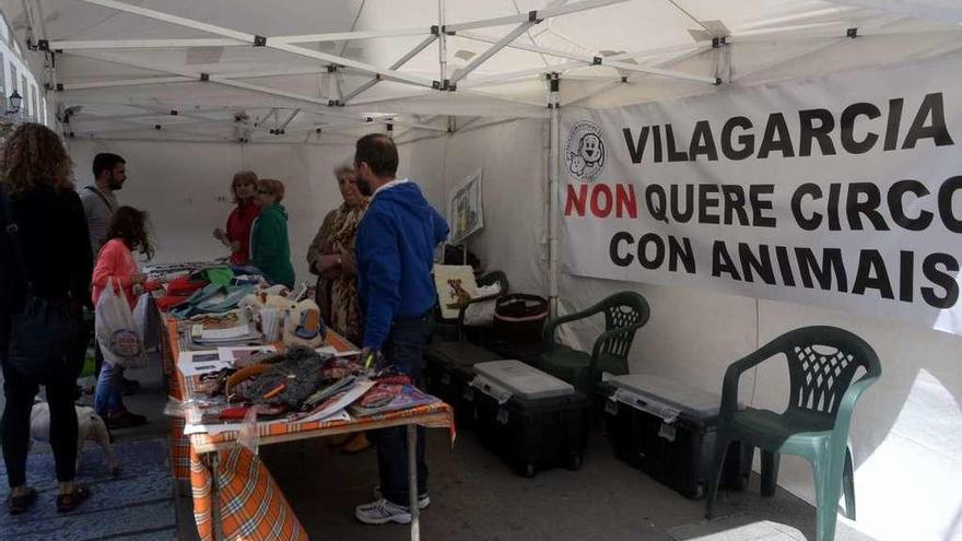 Por la mañana, la Protectora llevó a A Baldosa el cartel que por la tarde usó en A Escardia. // Noé Parga