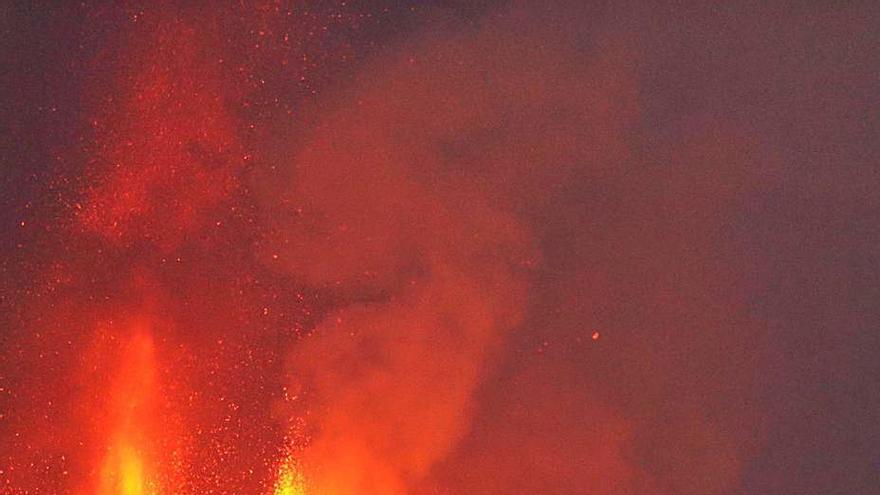 La erupción de madrugada desde Los Llanos de Aridane. |   // EFE