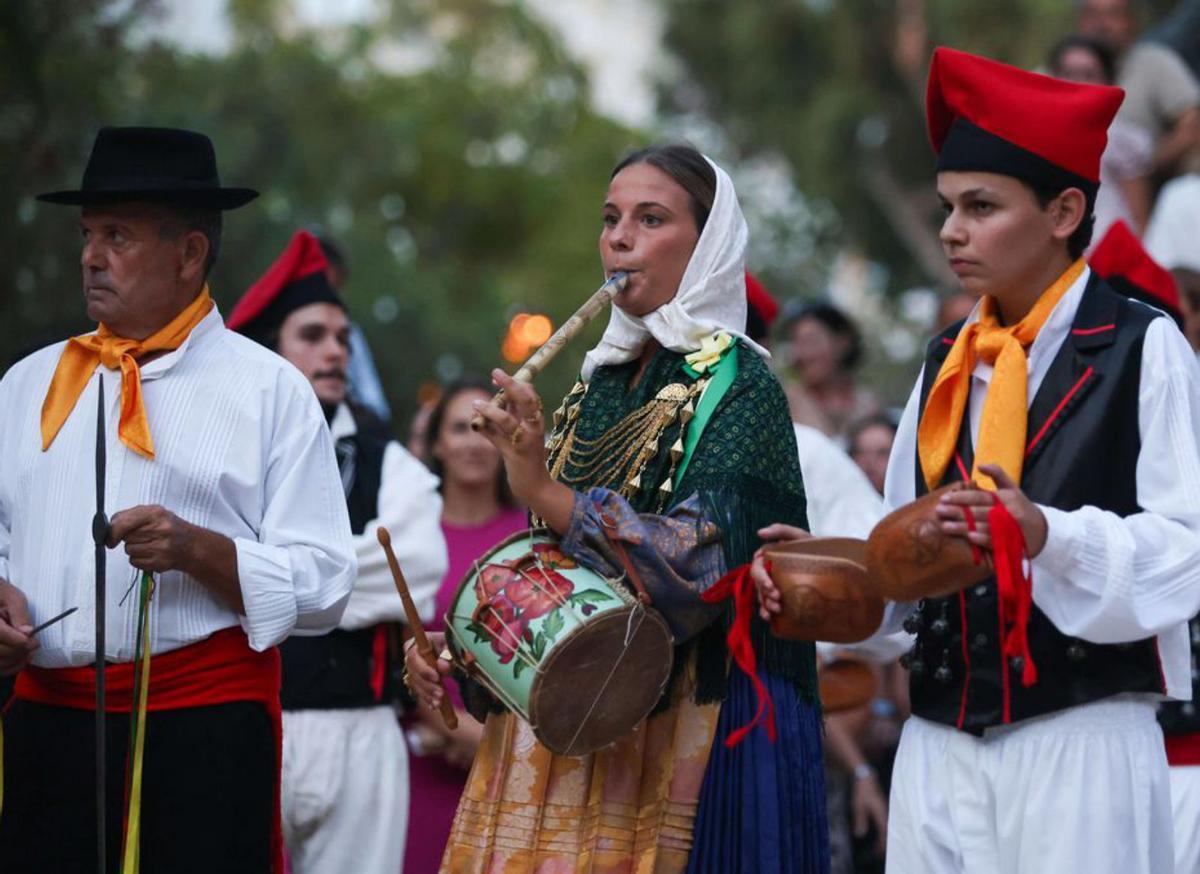 Una payesa tocando instrumentos durante la exhibición.