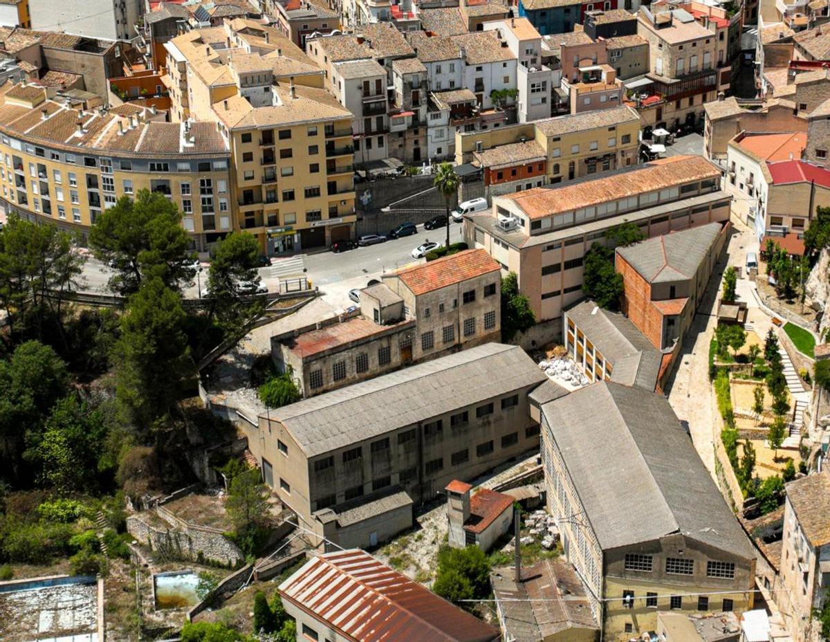 Naves de la antigua fábrica del Tint de Bocairent donde se construirá el aparcamiento.