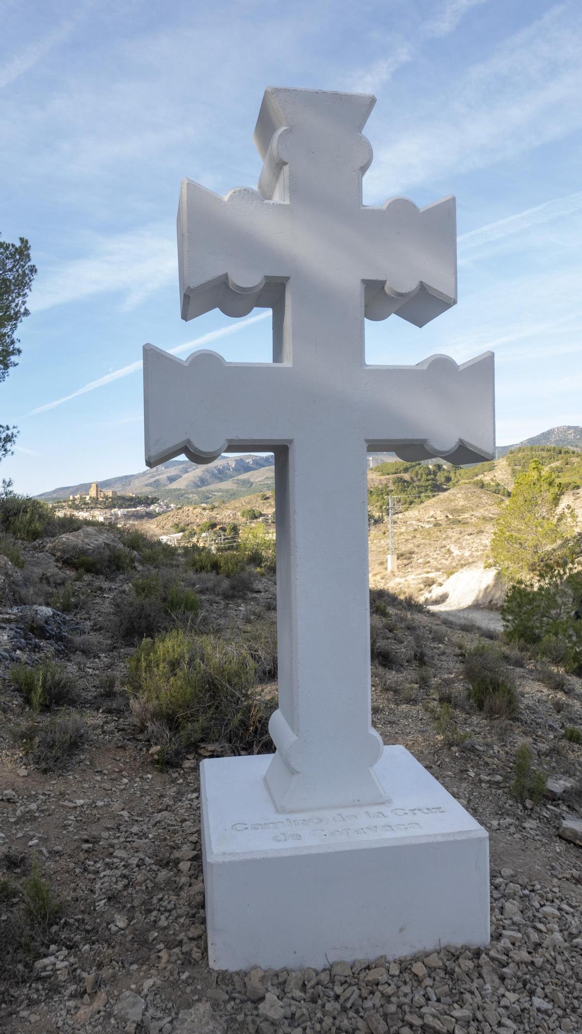 Colocación de Cruz ornamental a la entrada a Caravaca