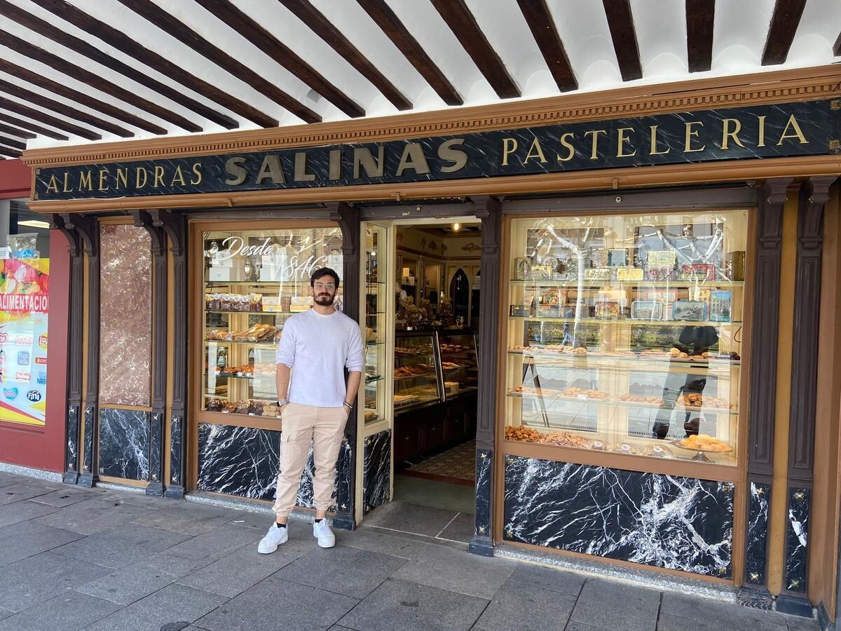 Carlos Valverde, dueño de Pastelería Salinas, en la puerta del negocio