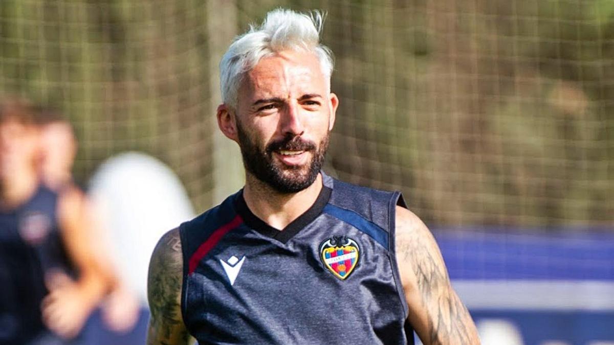 Morales apareció con un nuevo «look»: pelo rubio platino.  | LEVANTE UD