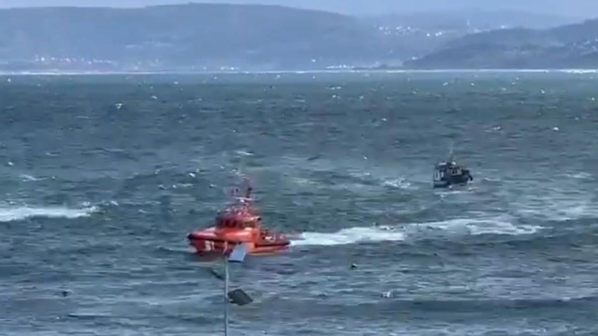 La embarcación de Salvamento remolcando el pesquero.